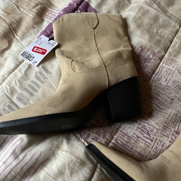 Short styled cowboy bootss - Picture 3 of 3